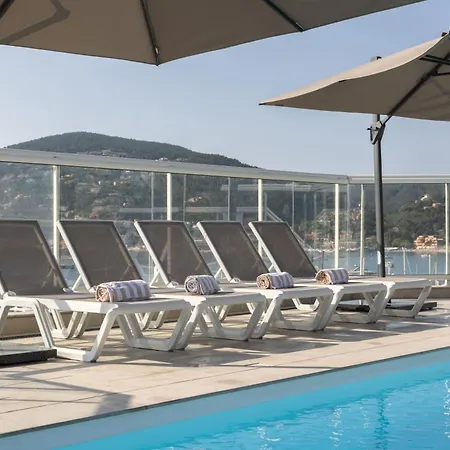 Riviera Hotel *