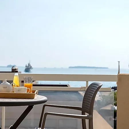Riviera Hotel *