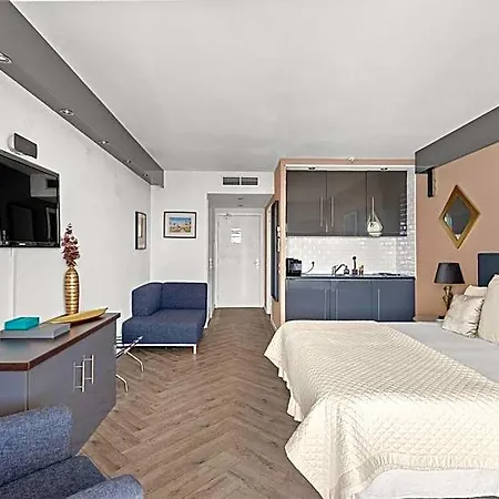 Riviera Hotel *