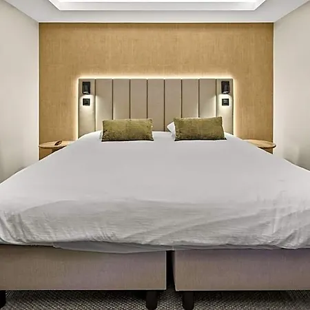Riviera Hotel *